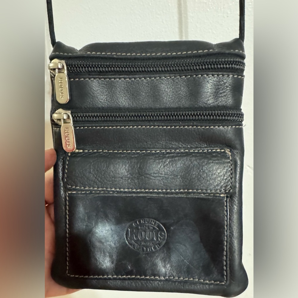 Vintage Roots Black Leather Crossbody Travel Pouch - Picture 2 of 16